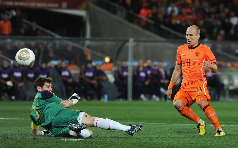 Een redding van de Spaanse keeper Iker Casillas na een schot op doel van Arjen Robben tijdens de WK-finale van 2010. Beeld Getty Images