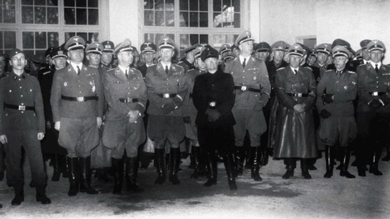 Heinrich Himmler (twee van links) bezoekt landgoed Avegoor in Ellecom, de opleidingsschool van de Nederlandse SS. In zwart uniform NSB-leider Anton Mussert. (Trouw) Beeld ANP