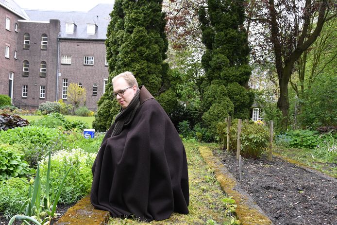 Franciscaner broeder Hans-Peter Bartels in de kloostertuin, een oase van rust middenin de stad.