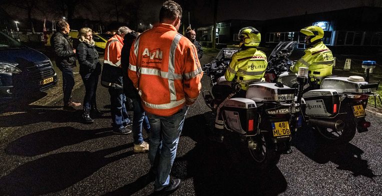 De politie spreekt woensdag vroeg in Helmond demonstranten van Grond in Verzet en boeren aan. Beeld ANP