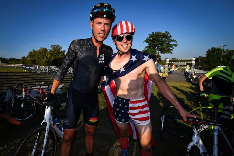Sven Nys gaat op de foto met een veldritfan in Waterloo. Zijn team heeft een Amerikaanse fietsconstructeur. Beeld BELGA