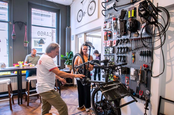 Ten Have legt uit wat zo'n degelijke cargofiets nou zo speciaal maakt: ,,Terwijl de fiets een normaal frame heeft, zijn de wielen kleiner dan normaal. Hoe kleiner het wiel, hoe robuuster."