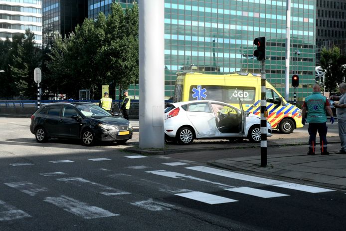 Bij een aanrijding op de Schenkkade is één persoon gewond geraakt.