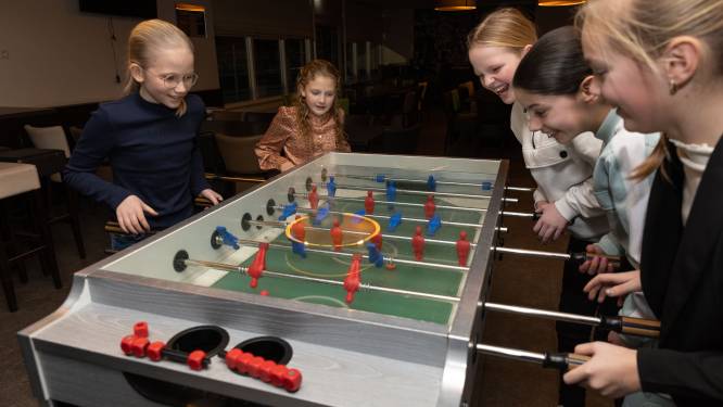 Voetbalclubs in Wierden en Enter zetten zich over rivaliteit heen: ‘Zo krijgen we mooiere wedstrijden voor de meiden’
