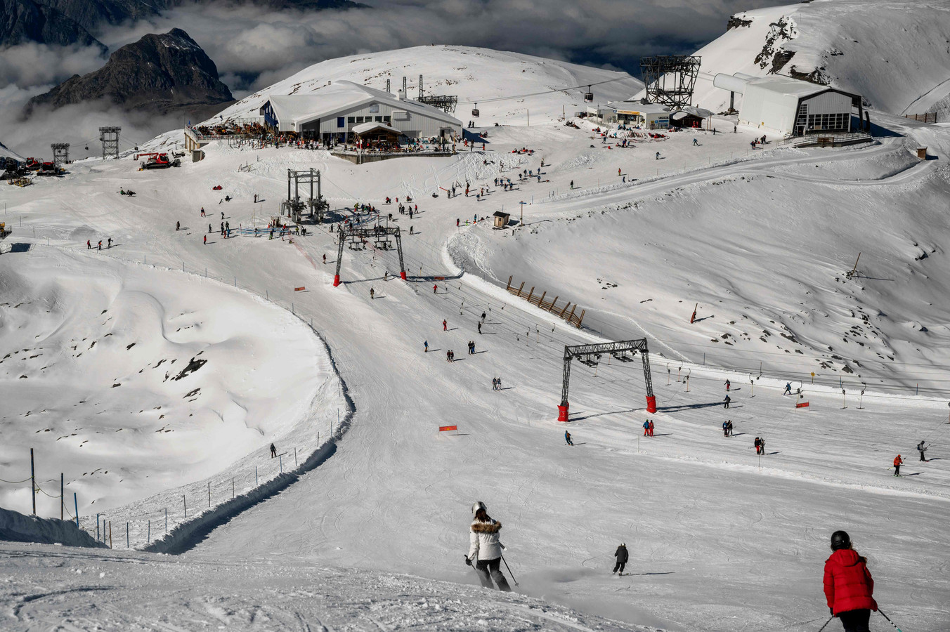 Zonder boosterprik kun je vanaf 15 januari in Frankrijk alleen met een negatieve test naar de skipistes, zoals hier in skigebied Les Deux Alpes.
