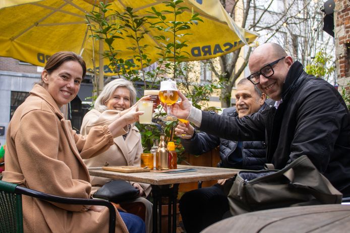 Deze mensen genieten op een terrasje in Antwerpen.