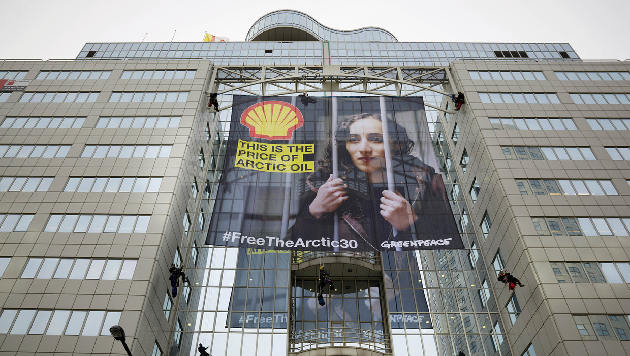Actievoerders van Greenpeace hebben in 2013 op een kantoor van Shell een grote afbeelding van activiste Faiza Oulahsen opgehangen. De milieuorganisatie voert regelmatig actie tegen de oliemaatschappij. Beeld anp