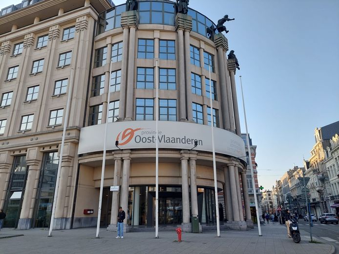 Het provinciaal administratief centrum aan Gent Zuid wordt verkocht.