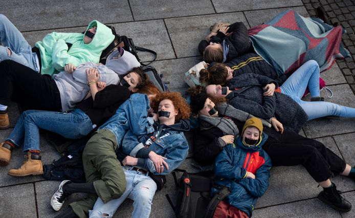 In München demonstreerde Extinction Rebellion gisteren voor het hoofdkantoor van Siemens. Dat bedrijf zou betrokken zijn bij een kolenmijn in Australië, dat mede als gevolg van klimaatverandering wordt geteisterd door hevige bosbranden.