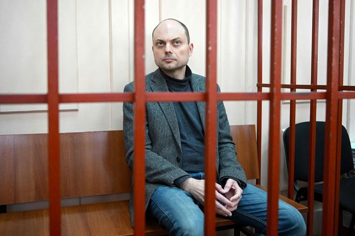 De Russische dissident Vladimir Kara-Moerza tijdens een rechtbankzitting in oktober  2022.