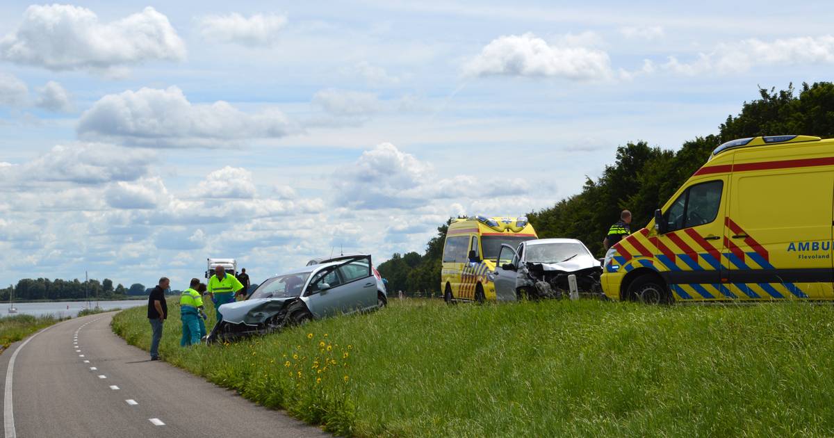 Frontale botsing op Vossemeerdijk Dronten.