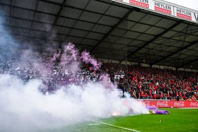 LIVE. Beerschot supporters misbehave (as announced): derby stopped after fans keep throwing flares on the field