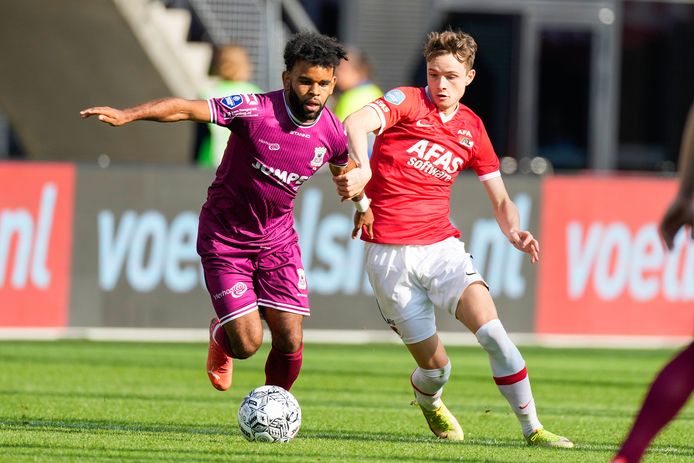 ALKMAAR, 26-09-2021 , AFAS stadium,   football, Dutch Eredivisie, season 2021 / 2022 ,   between AZ and Go Ahead Eagles , Go Ahead Eagles player Ogechika Heil and AZ player Hakon Evjen
