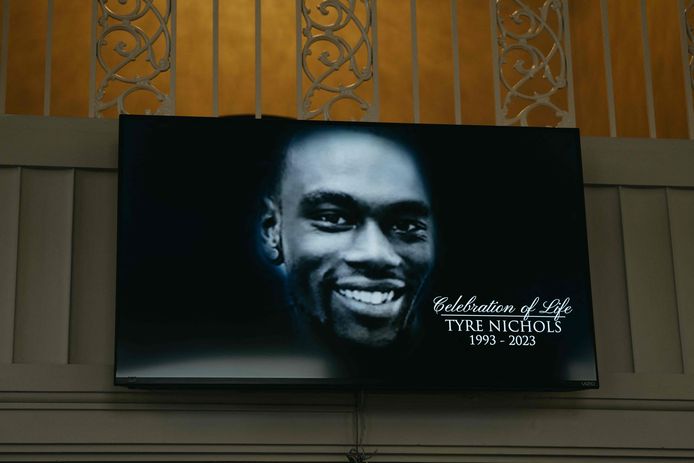 Een foto van Tyre Nichols op zijn begrafenis.