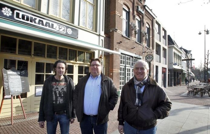 Marc Roosen, Hein Gruijters en Willy de Greef op de nieuwe locatie van de finale van '0492 Poppodium', op de Markt in Helmond. foto Jurriaan Balke