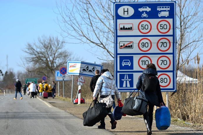 Oekraïense families op de vlucht voor de oorlog in hun thuisland passeren de grens met Hongarije.