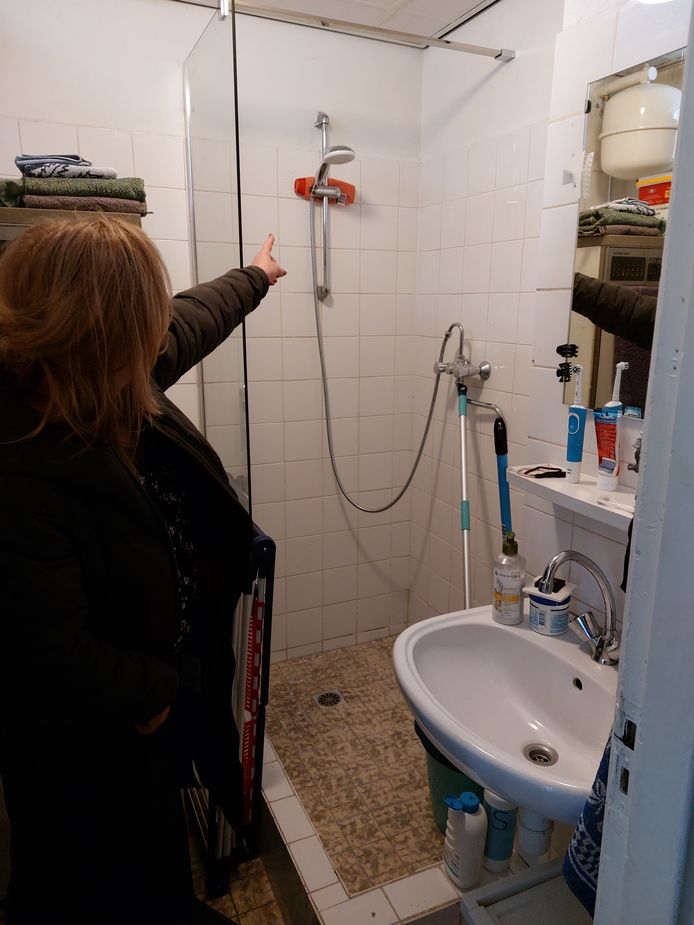 Van Rijn vindt het onbegrijpelijk dat haar oude douche niet is vervangen. ,,Dat moest ik zelf maar regelen via Wmo.’’