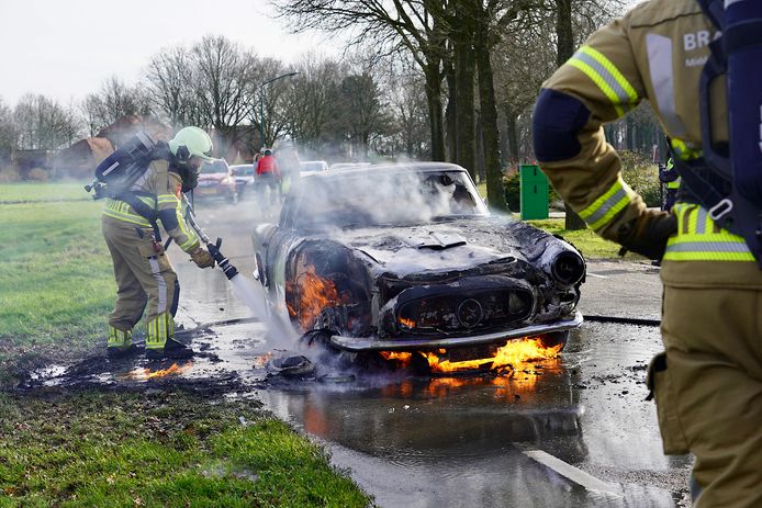 Een antieke Maserati is op de Dorstseweg in Bavel in vlammen opgegaan. De brandweer kon niet voorkomen dat de wagen verloren ging.
