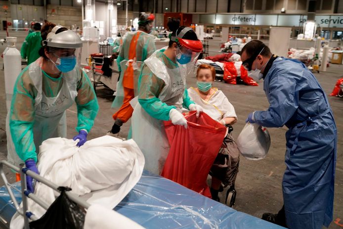 Patiënten in een noodziekenhuis in een congrescentrum in Madrid. Spanje is na Italië het zwaarst getroffen door het coronavirus. Er zijn in heel het land nu al 8.189 mensen gestorven, 94.417 mensen raakten al besmet.