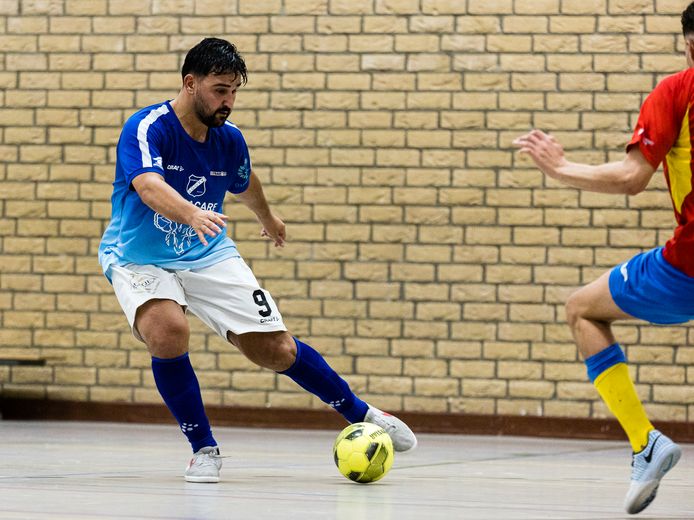 In de Mheenhal verloren de zaalvoetballers van AGOVV zondag met 3-5 van VNS United.