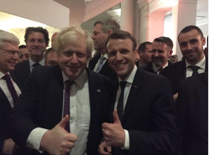 Boris Johnson en Frans president Macron gisteren tijdens de Frans-Britse top in Engeland.