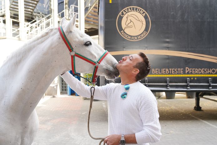 “Voor 'Wakandy' heb ik ooit eens moeten rechtstaan op een paard en dat was de schrik van mijn leven”, aldus Andy Peelman die volop aan het aftellen is naar de geboorte van zijn tweede dochter.