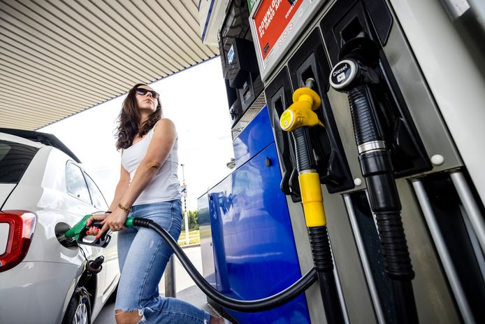 De accijns op benzine stijgt op 1 januari met nog eens ongeveer 21 cent. Om dat te voorkomen wil regeringspartij VVD het mes zetten in het zogeheten groeifonds van het kabinet.