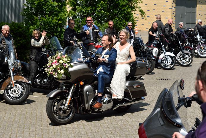 Ron Moons en Vera Uithol zijn in het huwelijk getreden. Het bruidspaar wordt begeleid door zo'n 70 gemotoriseerde vrienden.