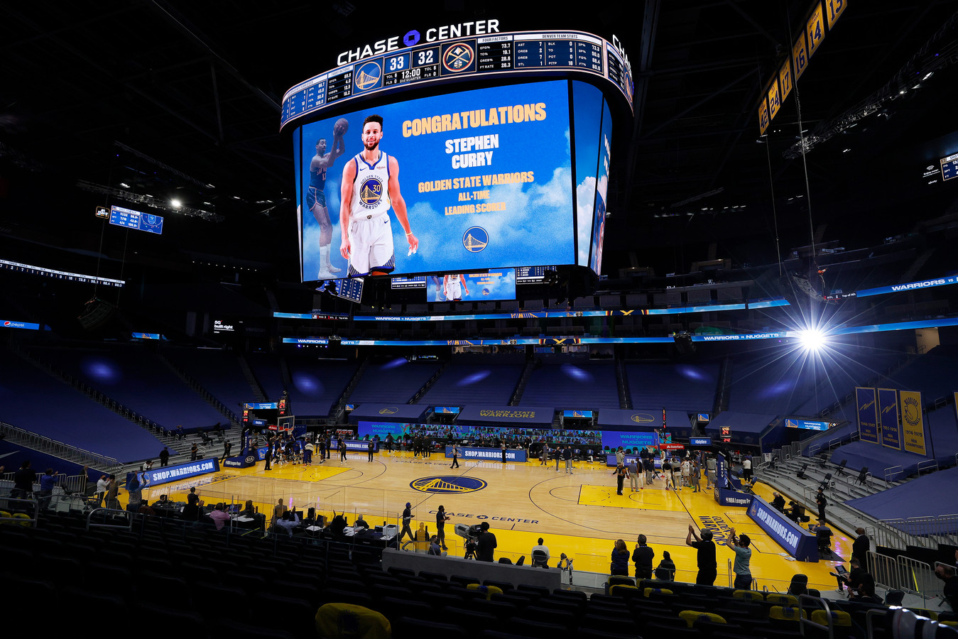 Golden State Warriors feliciteert Stephen Curry met zijn record.