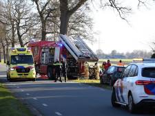 Auto rijdt tegen boom tussen Meppel en Steenwijk: bestuurder raakt ernstig gewond