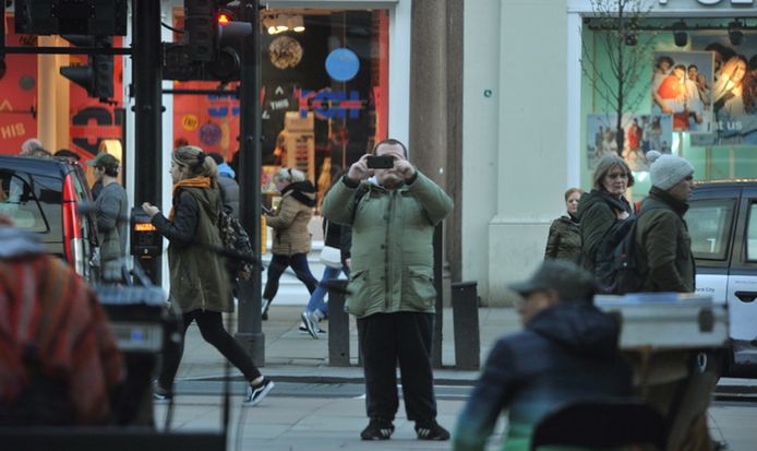 De Britse antiterreureenheid gaf deze ongedateerde foto vrij van Ludlow die in de drukke Oxford Street foto’s neemt.