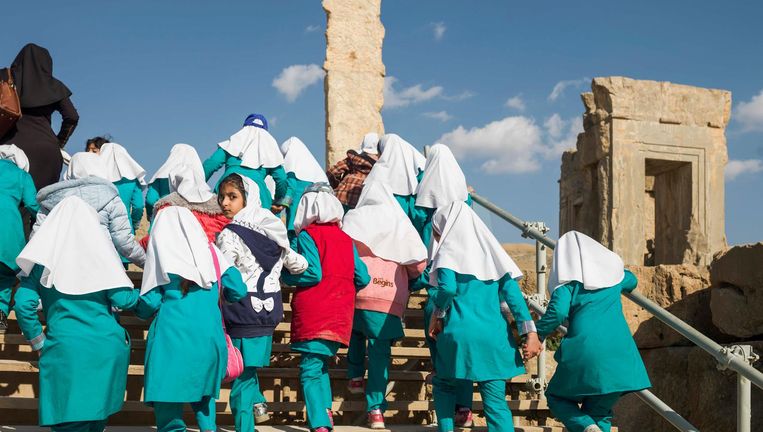 Iraanse schoolkinderen op bezoek in Persepolis, ooit de hoofdstad van het machtige Perzische Rijk. Beeld Newsha Tavakolian / Magnum