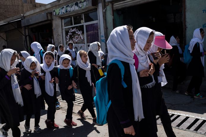Meisjes wandelen samen naar hun basisschool in de Afghaanse hoofdstad Kaboel, op de eerste dag van een nieuw schooljaar. De middelbare scholen startten woensdag opnieuw zonder meisjes.