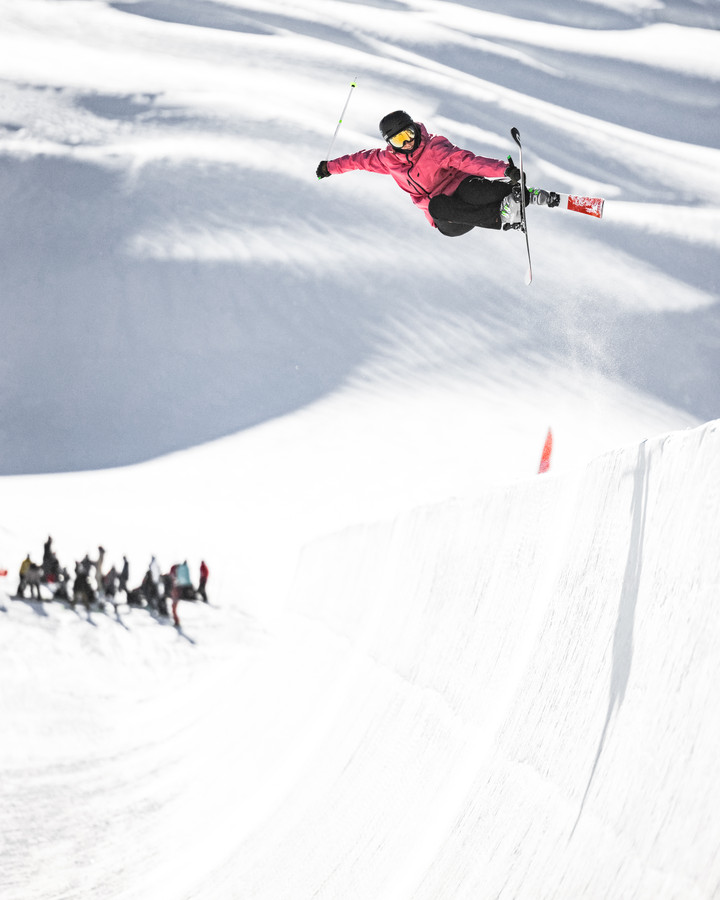 Freestyle-skiester Isabelle Hanssen tijdens een van haar stunts.