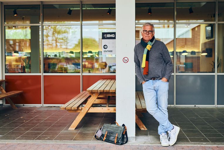 Paul van der Lugt op de plaats waar zijn toenmalig bureau was. Vandaar zag hij de aanslag. Beeld Thomas Nolf