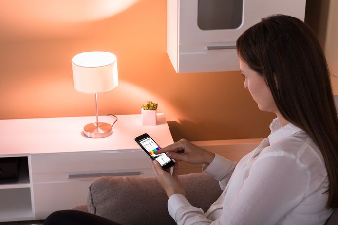 Met slimme lampen heb je meer controle over de verlichting in huis.