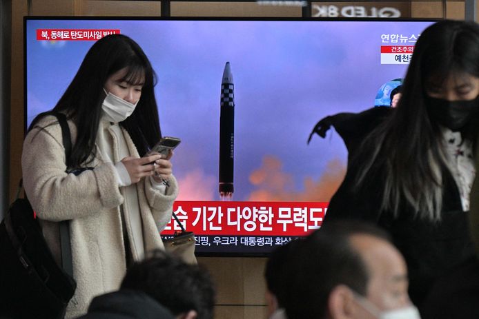 Beeld van de Noord-Koreaanse raketlancering tijdens een nieuwsuitzending op een station in Seoel, Zuid-Korea.