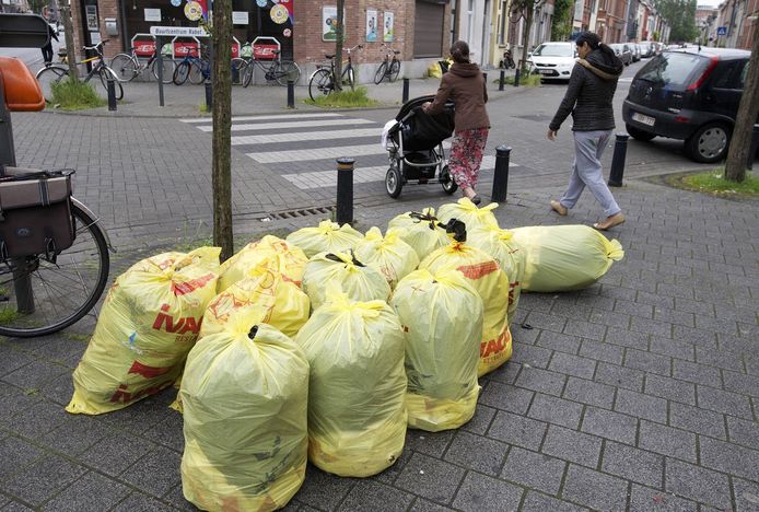 Pat Vlek Bestrating Valse vuilniszakken onder de toog en onder de prijs verkocht: parket voert  onderzoek naar vervalsing | Gent | hln.be
