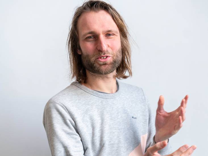 De jongens keken naar de zonsondergang, althans, door de lens van hun smartphone