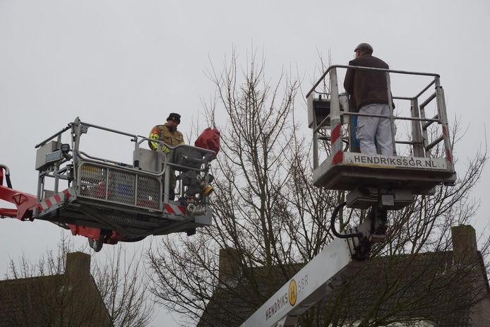 Een man in Kaatsheuvel moest worden gered uit zijn bakje door de hoogwerker van de brandweer.
