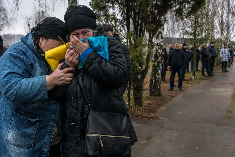 I parenti piangono durante i funerali di Maksim Krupeva, il soldato ucraino ucciso otto giorni fa durante i combattimenti nella regione di Mykolaiv.  Immagine Il New York Times/Brendan Hoffman 