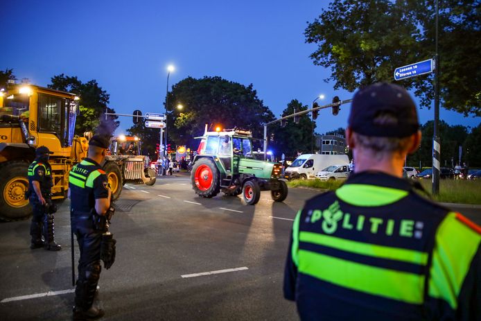 Agenten blokkeren een inrit om ervoor te zorgen dat de boeren een kant opgaan die niet het centrum van Apeldoorn of de snelweg is.