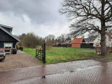 Was hekwerk nu illegaal of niet? Strijd rond bouwkavel in Borne wordt voortgezet  