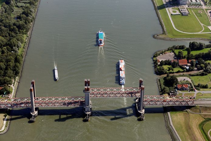 Een van de brugdelen ging na een heffing niet meer volledig omlaag.