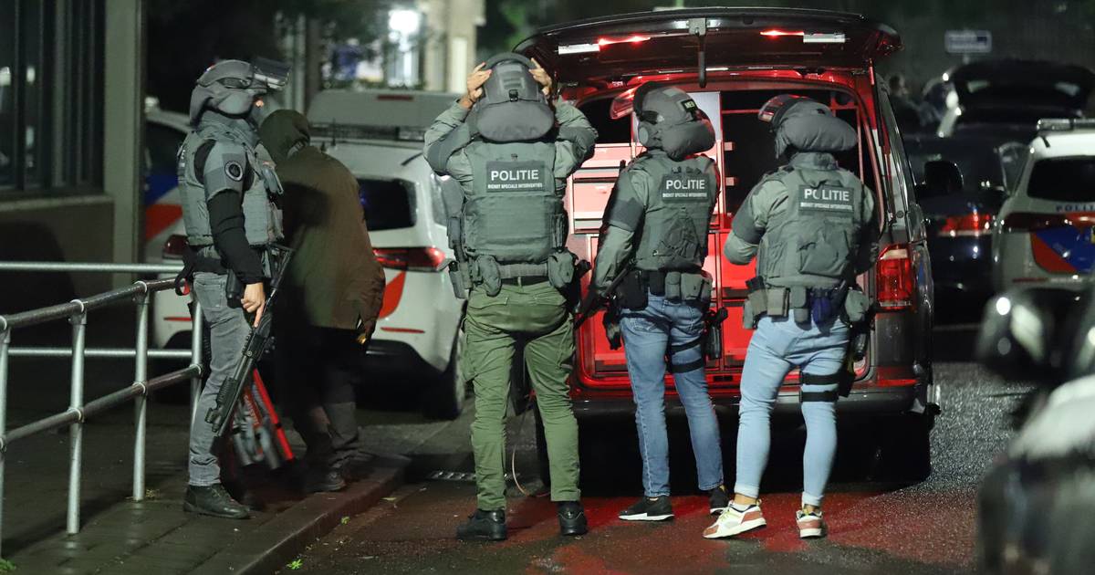 arrestatieteam-valt-huis-binnen-met-flitsgranaat-om-verwarde-vrouw-te