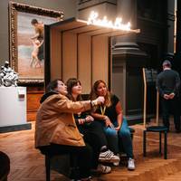 Wat een blinde host bezoekers over kunst kan leren: ‘Op deze manier worden ze gedwongen om eens echt naar een werk te kijken’