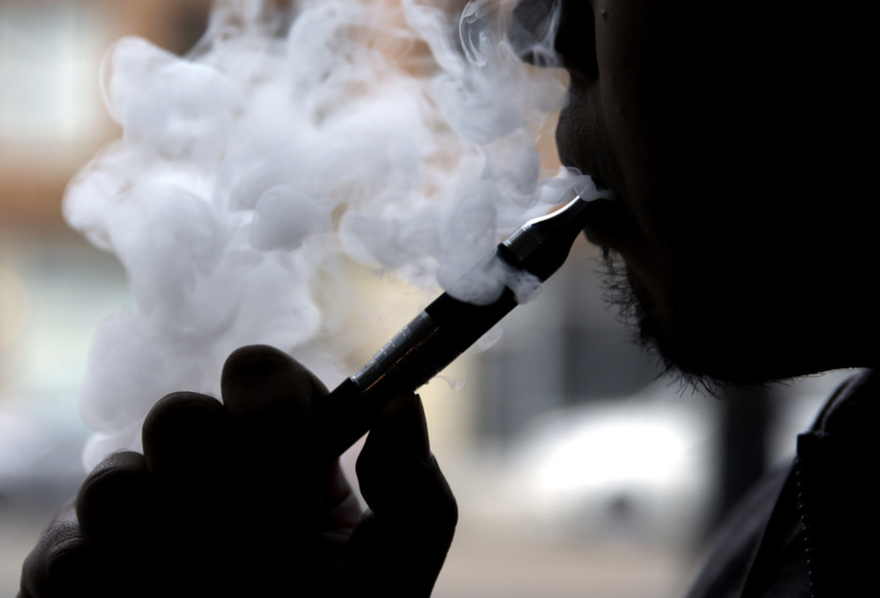 Uit onderzoek blijkt: wie nooit heeft gerookt en met e-sigaretten begint, verhoogt zijn kans op COPD of bronchitis met 30 procent. Beeld AP