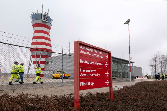 De verkeerstoren van Lelystad Airport: De (demissionaire) Nederlandse regering is nog steeds van plan om met Lelystad Airport een speciaal vakantievliegveld te openen zodat Schiphol kan blijven groeien.