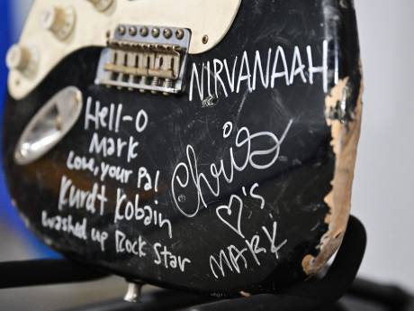 Une guitare brisée par Kurt Cobain sur scène adjugée à 600.000 dollars