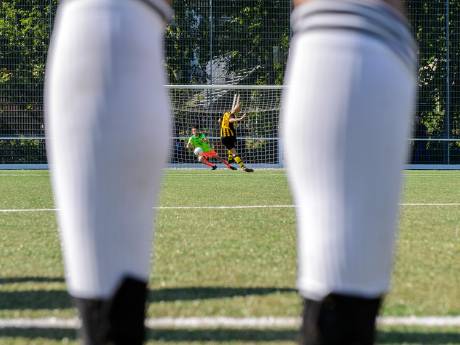 Scheids vertrekt onder politiebegeleiding en finale voor Quick: lees hier alles over het amateurvoetbal